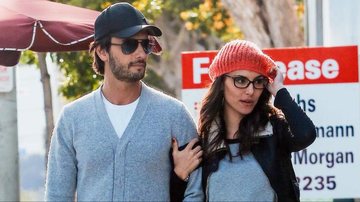 Rodrigo Santoro e Mel Fronckowiak caminham após almoço - AKM-GSI / AKM-GSI