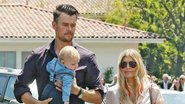 Josh Duhamel e a esposa, Fergie, vão à igreja com o pequeno Axl de 8 meses - AKM-GSI/AKM-GSI