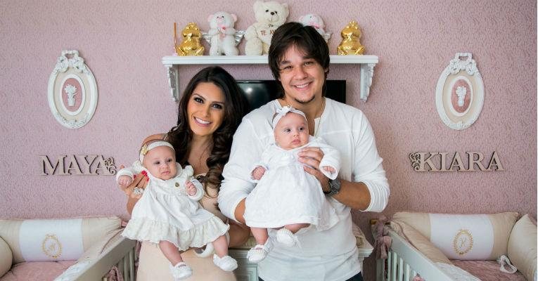 Natália Guimarães e Leandro com as gêmeas Maya e Kiara, que nasceram em agosto de 2013 - Caio Guimarães