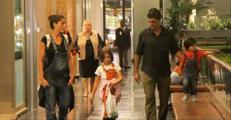 Eduardo Moscovis passeia em shopping com a esposa, Cynthia e os filhos - Daniel Delmiro/Agnews