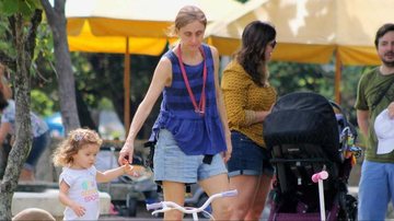 Betty Gofman ensinou uma de suas filhas gêmeas a andar de bicicleta no Rio - Jc Pereira / Agnews