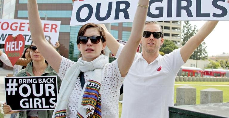 Anne Hathaway protesta contra sequestro de garotas nigerianas - Grosby Group