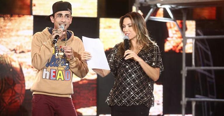 Patrícia Abravanel canta ao lado de cover de MC Guime no 'Máquina da Fama' - Roberto Nemanis/SBT