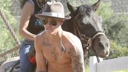 Justin Bieber mostra barriguinha sarada e se compara a Indiana Jones - AKM-GSI/Splash