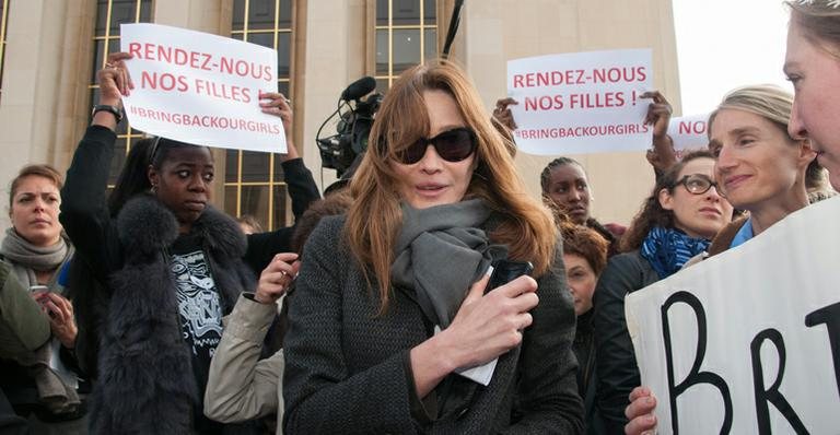 Carla Bruni participa de protesto em Paris - AKM / GSI