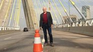 Na Ponte Estaiada, Patrick Stewart ironiza problemas no trânsito de São Paulo - Twitter/Reprodução