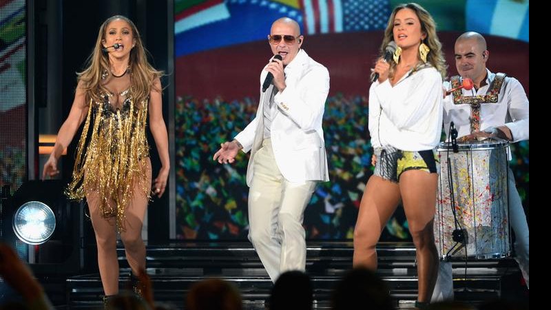 Claudia Leitte, a primeira brasileira a cantar no Billboard, ao lado do rapper Pitbull e Jennifer Lopez - Getty Images