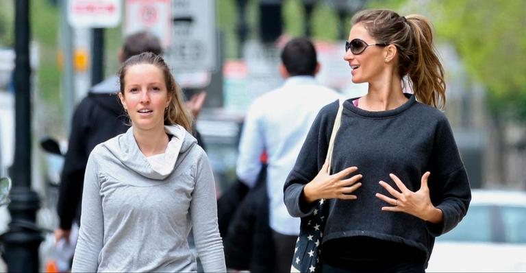 Gisele Bündchen e a irmã, Rafaela, passeiam juntas pelas ruas de Boston - Splash News/AKM-GSI/AKM-GSI