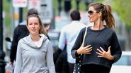 Gisele Bündchen e a irmã, Rafaela, passeiam juntas pelas ruas de Boston - Splash News/AKM-GSI/AKM-GSI