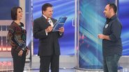 Cátia Fonseca brinca com o namorado no Programa Silvio Santos - Roberto Nemanis SBT