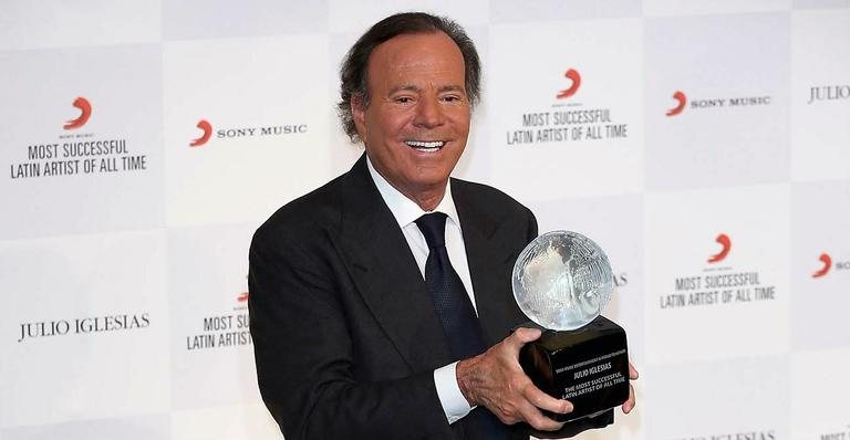 Julio Iglesias - -