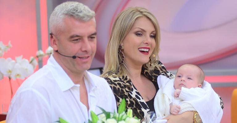 Ana Hickmann e Alexandre Correa com o filho, Alexandre Jr. - Antonio Chahestian/Record