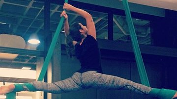 Paula Morais faz acrobacia em tecido - Instagram/Reprodução