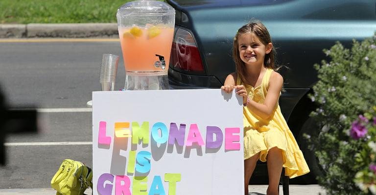 Anja, filha de Alessandra Ambrosio, vende limonada em Los Angeles - AKM / GSI