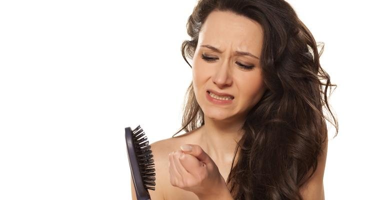 Queda de cabelo feminina - Shutterstock