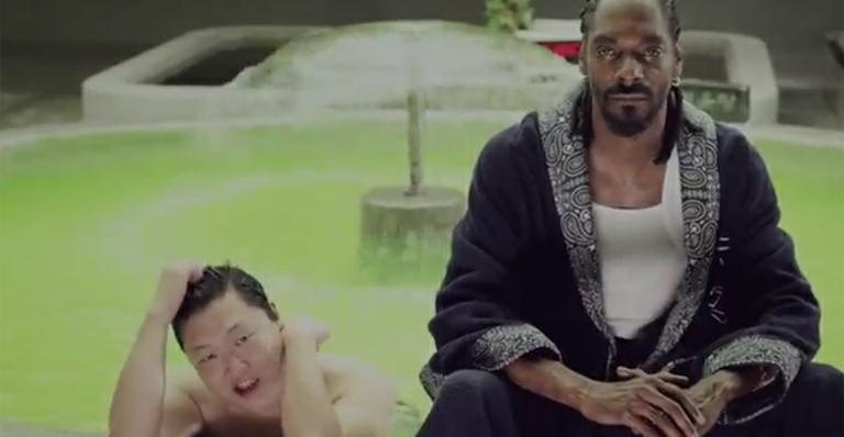 Psy nada em fonte no clipe da música 'Hangover' com Snoop Dogg - YouTube/Reprodução