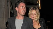 Alterada, Kate Moss conta com a ajuda de amigos para sair da balada - AKM-GSI/Splash