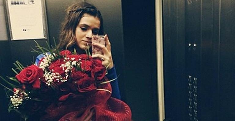 Bruna Marquezine ganha buquê de rosas vermelhas - Reprodução/ Instagram