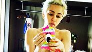 Miley Cyrus faz selfie de topless - Reprodução/ Instagram