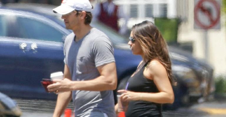 Mila Kunis exibe barriguinha de grávida ao lado de Ashton Kutcher - Grosby Group