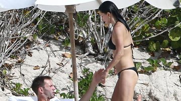 Courteney Cox completa 50 anos e mostra corpão na praia - Grosby Group