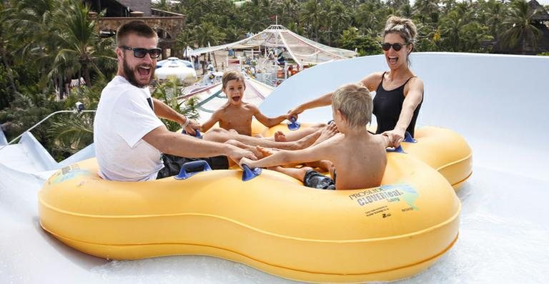 Fernanda Lima e Rodrigo Hilbert curtem parque aquático com os filhos - Felipe Panfili/AgNews