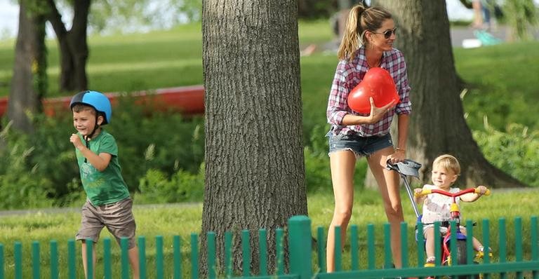 Gisele Bündchen e Tom Brady levam os filhos para passear em parque nos EUA - Grosby Group