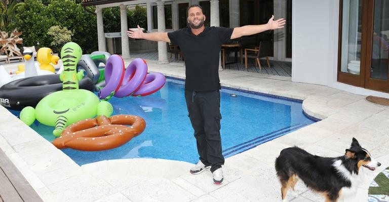 Na piscina cheia de boias coloridas em sua mansão de 5,5 milhões de dólares em Miami Beach, David celebra o sucesso na carreira - Luis Fernández