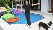 Na piscina cheia de boias coloridas em sua mansão de 5,5 milhões de dólares em Miami Beach, David celebra o sucesso na carreira - Luis Fernández