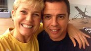 Xuxa com seu fisioterapeuta - Reprodução / Facebook