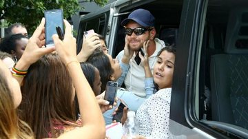 Kellan Lutz é agarrado por fãs no Rio de Janeiro - Gabriel Reis / AgNews