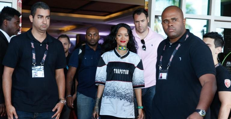 Rihanna mostra seu amor pelo Brasil com bandeira no pescoço - Felipe Panfili e Alex Palarea / AgNews