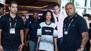 Rihanna mostra seu amor pelo Brasil com bandeira no pescoço - Felipe Panfili e Alex Palarea / AgNews