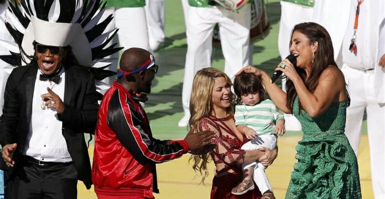 Shakira leva o filho, Milan, para o show da Copa - Reuters