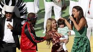 Shakira leva o filho, Milan, para o show da Copa - Reuters