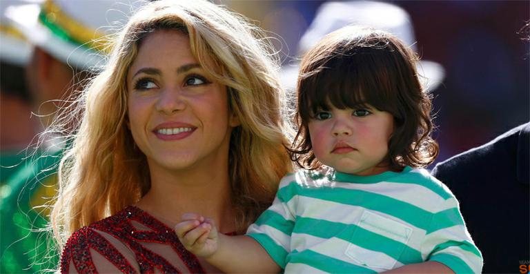 Shakira leva o filho, Milan, para o show da Copa - Reuters