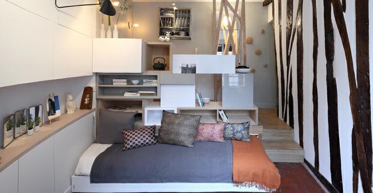 Decoração funcional: apartamento de 12m² tem estante e sofá multiusos - (www.julienabucet.com Mini studio et pans de bois)