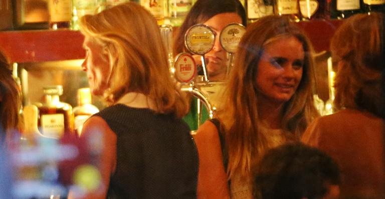 Ex-namorada de Príncipe Harry se diverte com amigas em bar - AKM-GSI/Splash