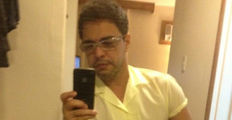 Zezé di Camargo faz selfie em frente ao espelho - Instagram/Reprodução