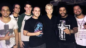 Xuxa com a banda Onze:20 no aniversário de Sasha - Arquivo Pessoal