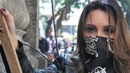 Carla Diaz aparece vestida como black bloc - Reprodução/ Instagram