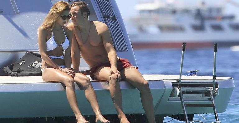 Jogador Mario Götze curte praia com a namorada - Grosby Group