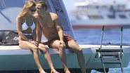 Jogador Mario Götze curte praia com a namorada - Grosby Group