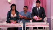 Kim Kardashian troca fraldas de bebês de mentira - YouTube/Reprodução