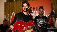 Sucesso na TV, Chay Suede faz pocket show em loja de SP - Manuela Scarpa / Photo Rio News