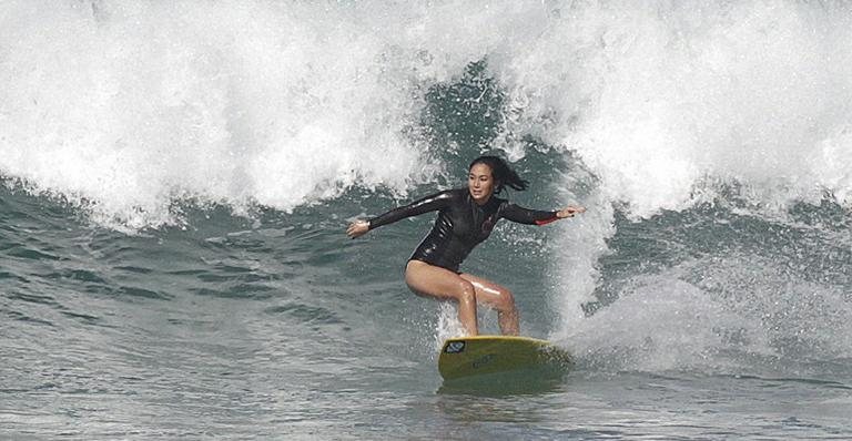 Dani Suzuki mostra corpo sarado durante surfe no Rio - Delson Silva/AgNews