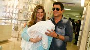 Mirella Santos e Wellington Muniz deixam a maternidade com a filha Valentina - Agnews