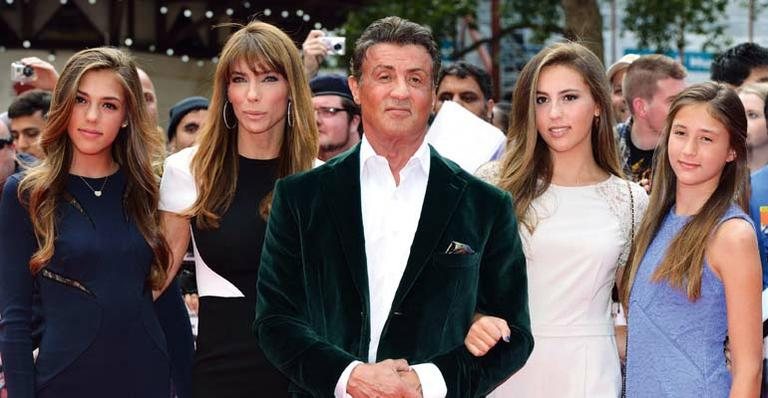 Sylvester Stallone e família no red carpet de Os Mercenários 3 - KANWAI TANG/WIREIMAGE