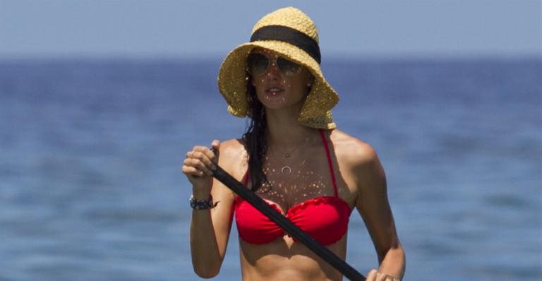 Alessandra Ambrósio curte dia de praia ao lado da filha, Anja - AKM-GSI/Splash