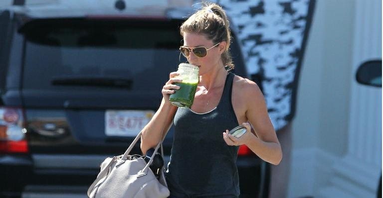 Gisele Bündchen toma suco verde após deixar academia nos EUA - AKM-GSI/Splash